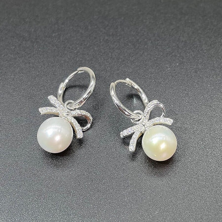 Stephanie Diamond & Pearl Earrings whitegold